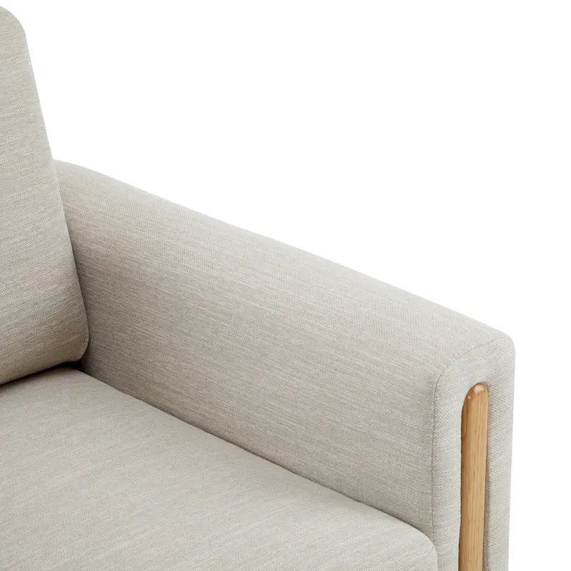 Poltrona imbottita con struttura in legno a vista e cuscino con schienale imbottito