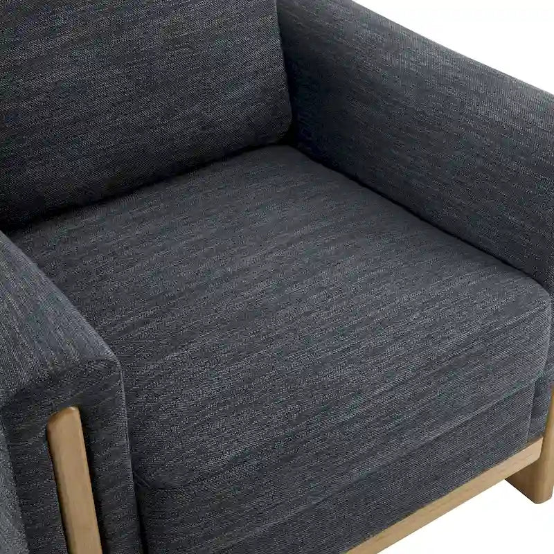Poltrona imbottita con struttura in legno a vista e cuscino con schienale imbottito