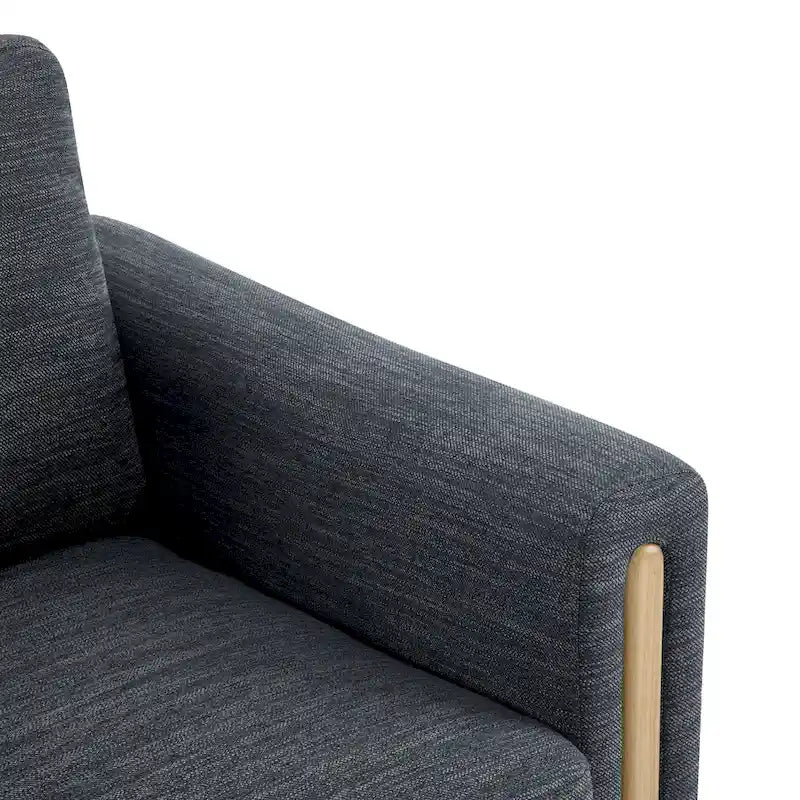 Poltrona imbottita con struttura in legno a vista e cuscino con schienale imbottito