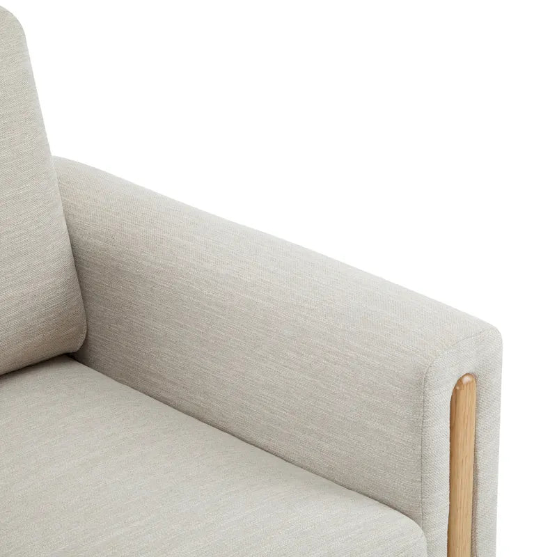 Poltrona imbottita con struttura in legno a vista e cuscino con schienale imbottito