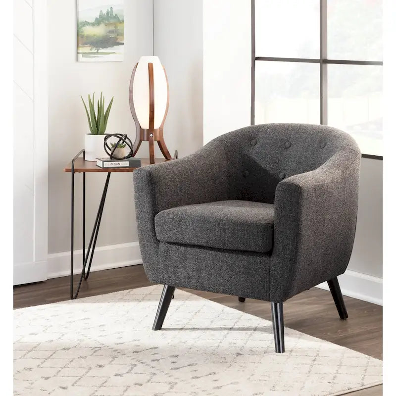 Mid-Century-Modern-Sessel mit Knopfheftung an der Rückenlehne und konisch zulaufenden Holzbeinen