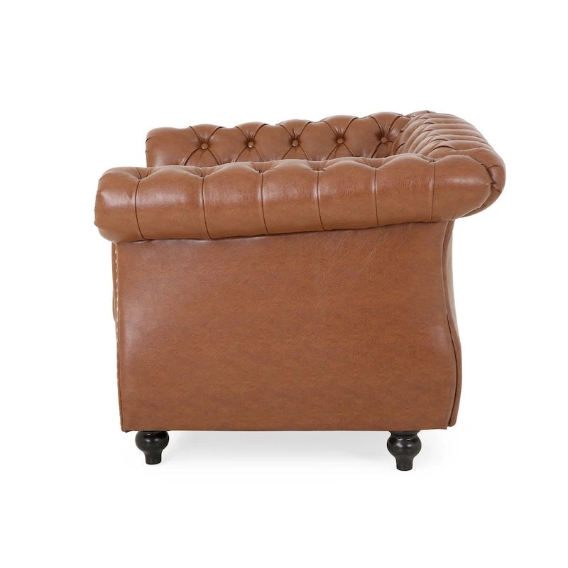 Sillón club de estilo Chesterfield con capitoné de botones, brazos enrollados y ribete de tachuelas