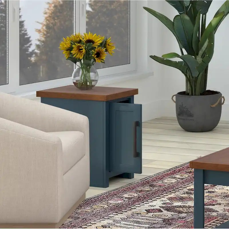Beistelltisch im Landhausstil mit einer Tür, Stauraum und zweifarbiger Holzoberfläche