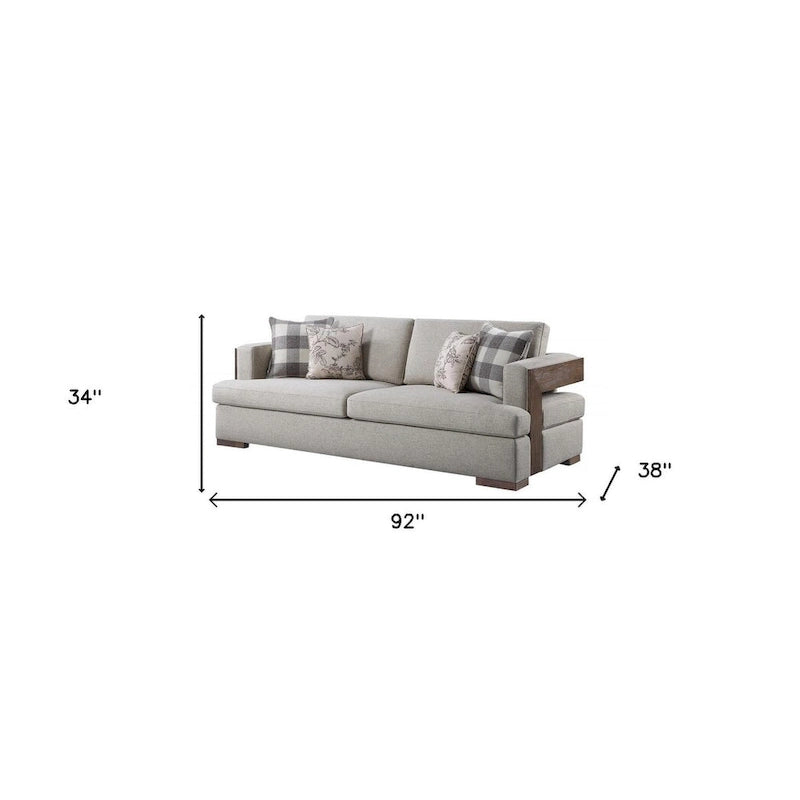 Beiges Stoffsofa 92" für 3 Personen mit geraden Armlehnen und braunen Holzbeinen